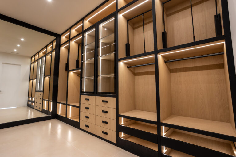 Semi-Custom Nursery Wardrobe — функциональное решение для хранения детских вещей, адаптированное под детскую одежду с многофункциональными секциями